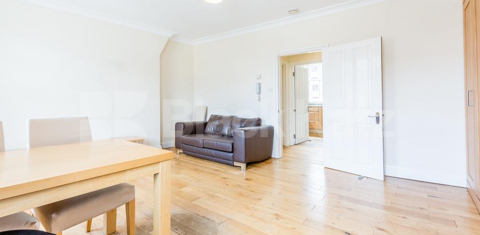 			STUNNING TOP FLOOR STUDIO IN KING'S CROSS, Studio Apartment, 1 bath, 1 reception Studio			 St. Chad's Street, KING'S CROSS