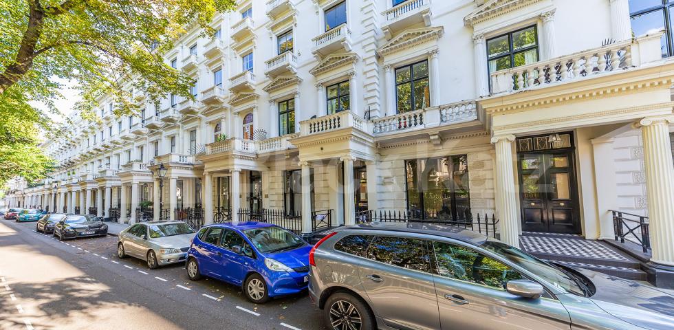 			STUNNING TWO BED!, 2 Bedroom, 1 bath, 1 reception Flat			 Queens Gardens, LANCASTER GATE
