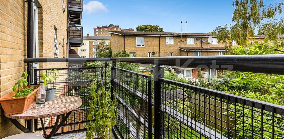 			2 Bedroom, 1 bath, 1 reception Apartment			 Church Road N1, Essex Road