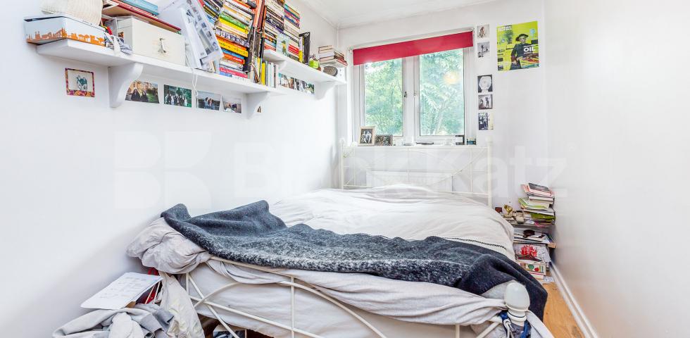 			SPACIOUS 4 BEDROOM FLAT , 4 Bedroom, 1 bath, 1 reception Flat			 Highbury New Park, HIGHBURY-CLISSOLD PARK-ARSENAL