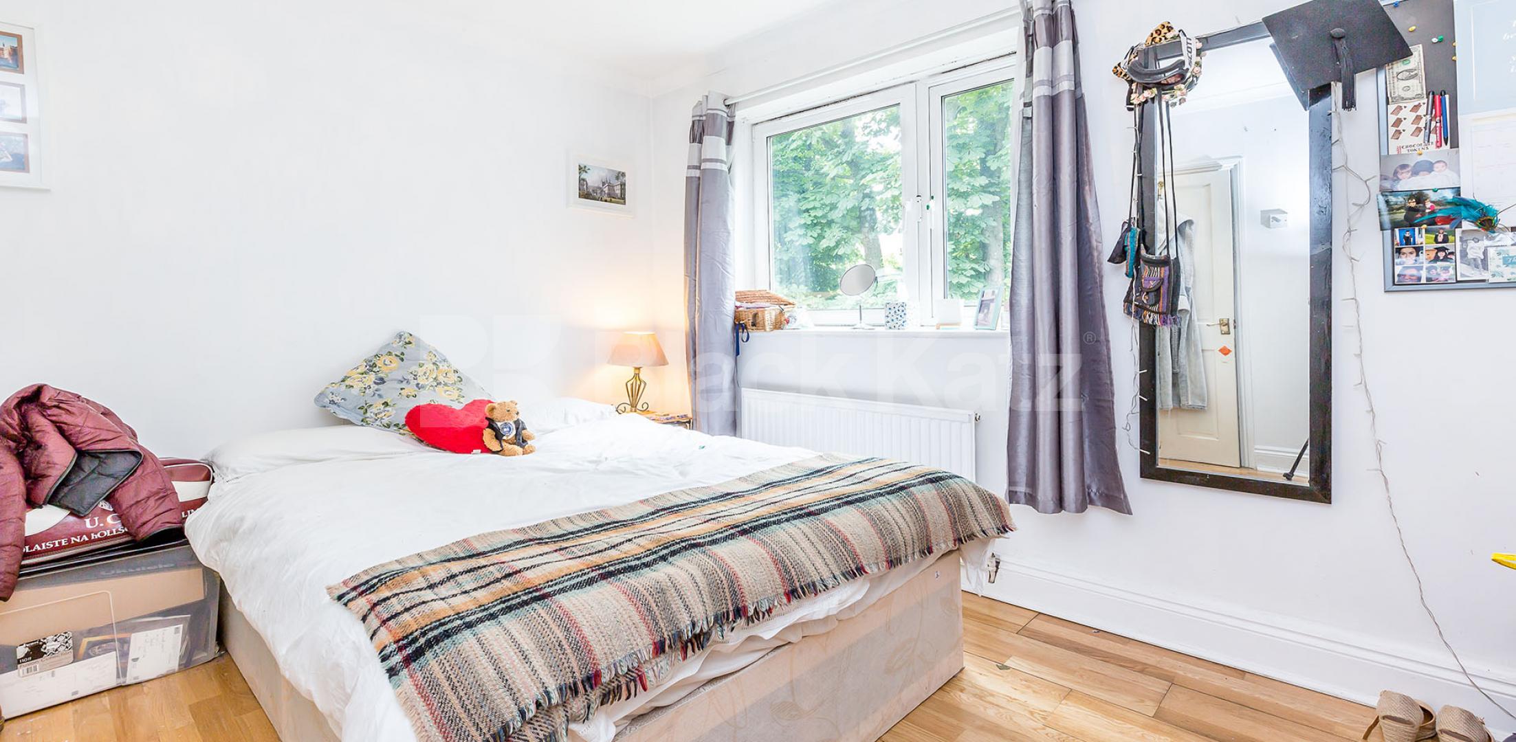 			SPACIOUS 4 BEDROOM FLAT , 4 Bedroom, 1 bath, 1 reception Flat			 Highbury New Park, HIGHBURY-CLISSOLD PARK-ARSENAL