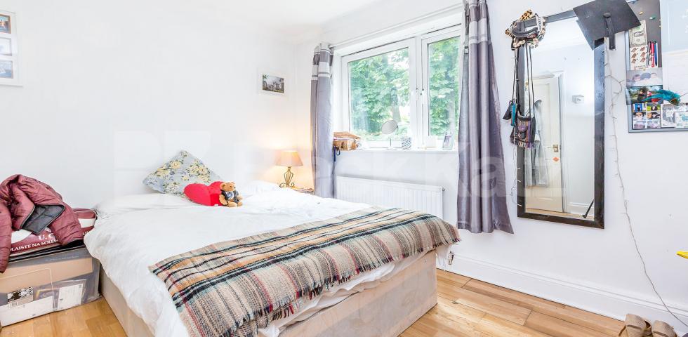			SPACIOUS 4 BEDROOM FLAT , 4 Bedroom, 1 bath, 1 reception Flat			 Highbury New Park, HIGHBURY-CLISSOLD PARK-ARSENAL