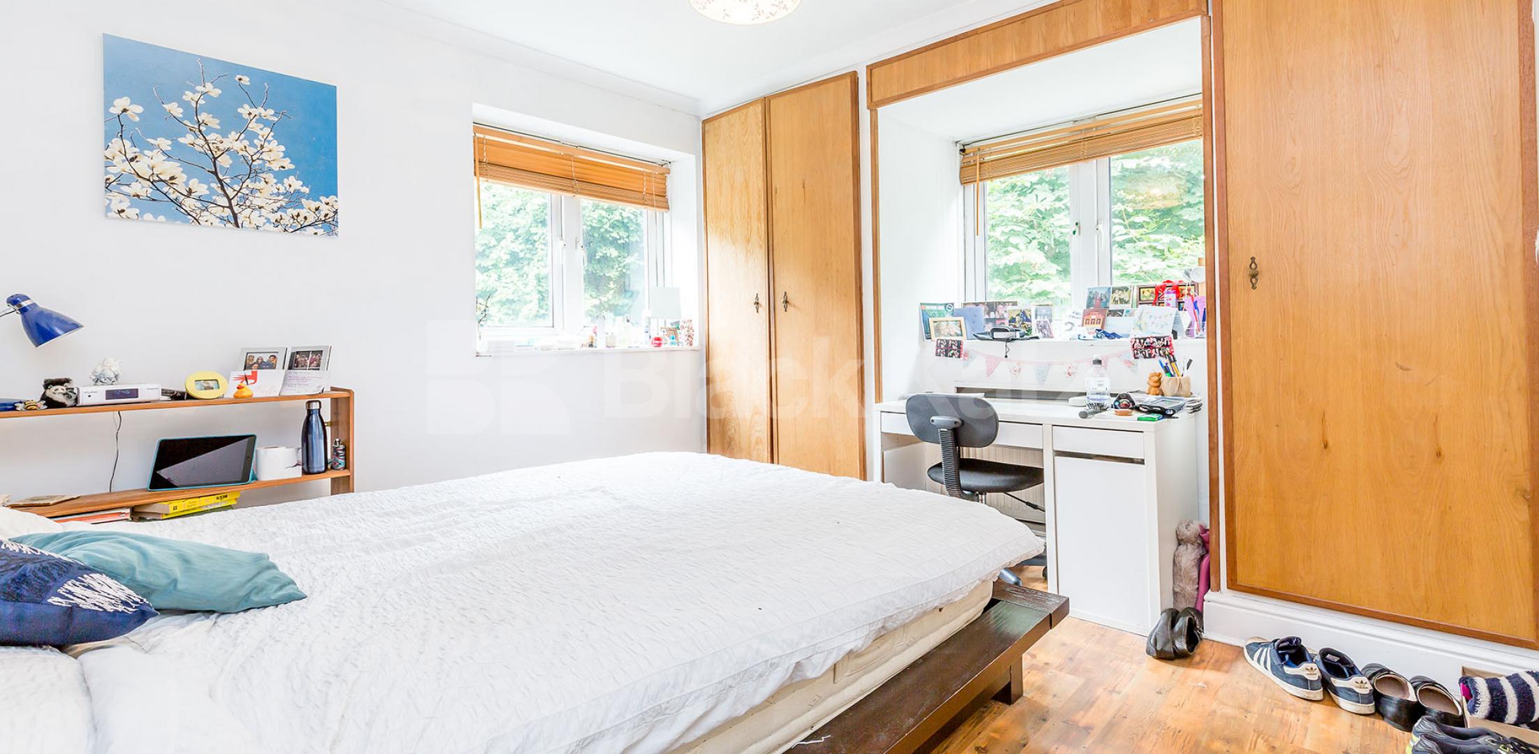 			SPACIOUS 4 BEDROOM FLAT , 4 Bedroom, 1 bath, 1 reception Flat			 Highbury New Park, HIGHBURY-CLISSOLD PARK-ARSENAL