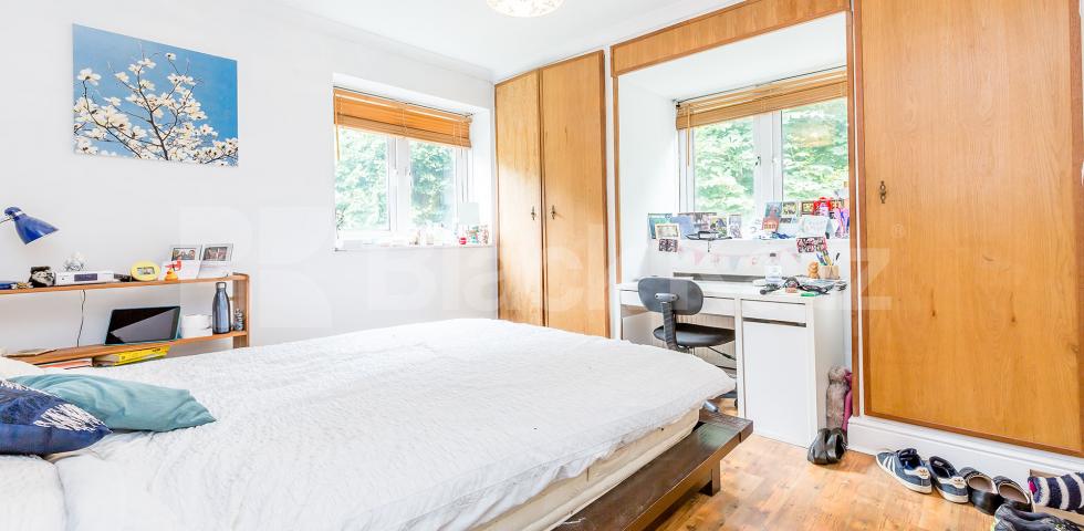 			SPACIOUS 4 BEDROOM FLAT , 4 Bedroom, 1 bath, 1 reception Flat			 Highbury New Park, HIGHBURY-CLISSOLD PARK-ARSENAL