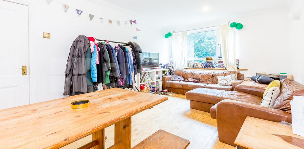 			SPACIOUS 4 BEDROOM FLAT , 4 Bedroom, 1 bath, 1 reception Flat			 Highbury New Park, HIGHBURY-CLISSOLD PARK-ARSENAL