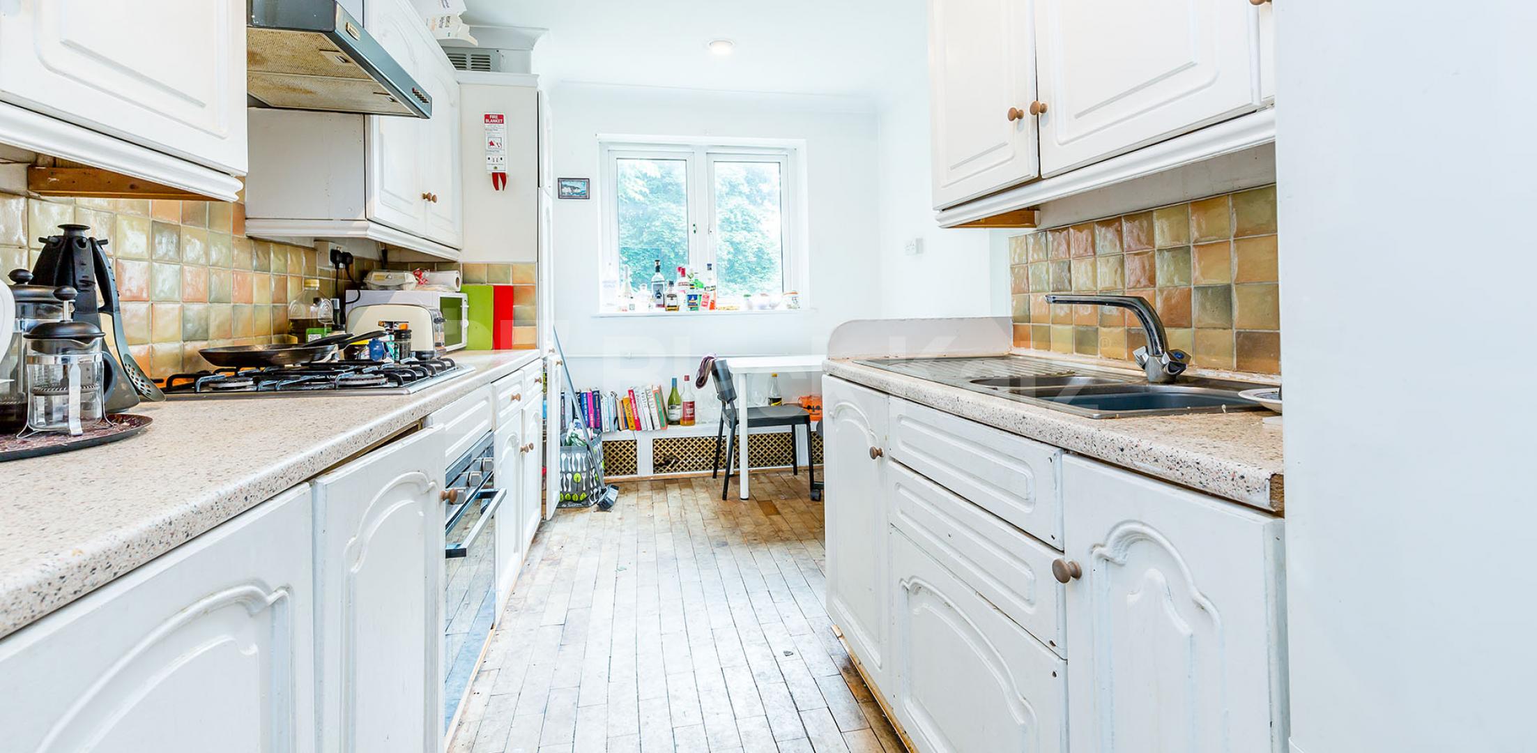 			SPACIOUS 4 BEDROOM FLAT , 4 Bedroom, 1 bath, 1 reception Flat			 Highbury New Park, HIGHBURY-CLISSOLD PARK-ARSENAL