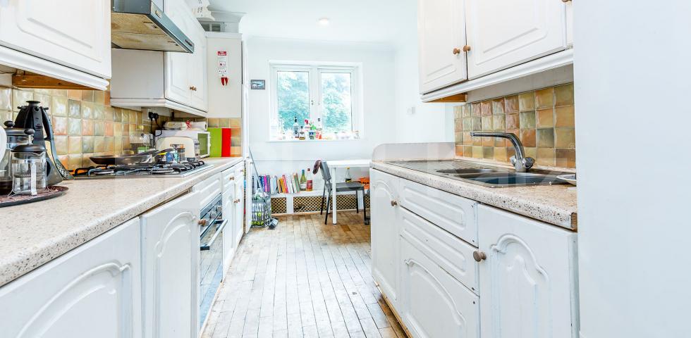 			SPACIOUS 4 BEDROOM FLAT , 4 Bedroom, 1 bath, 1 reception Flat			 Highbury New Park, HIGHBURY-CLISSOLD PARK-ARSENAL