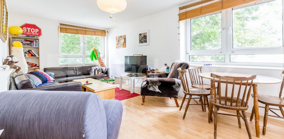 			SPLIT LEVEL 4 BEDROOM FLAT WITH LARGE LOUNGE!, 4 Bedroom, 1 bath, 1 reception Flat			 Fairfoot Road, MILE END-BOW