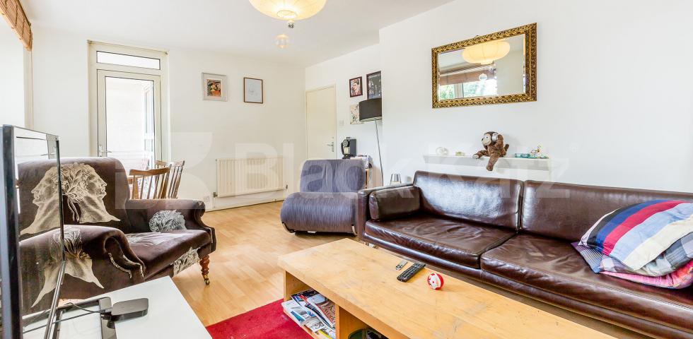 			SPLIT LEVEL 4 BEDROOM FLAT WITH LARGE LOUNGE!, 4 Bedroom, 1 bath, 1 reception Flat			 Fairfoot Road, MILE END-BOW