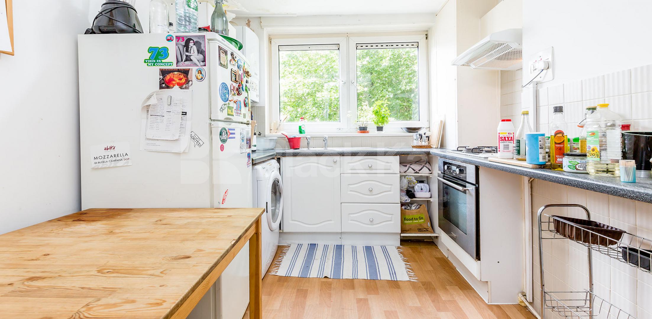 			SPLIT LEVEL 4 BEDROOM FLAT WITH LARGE LOUNGE!, 4 Bedroom, 1 bath, 1 reception Flat			 Fairfoot Road, MILE END-BOW