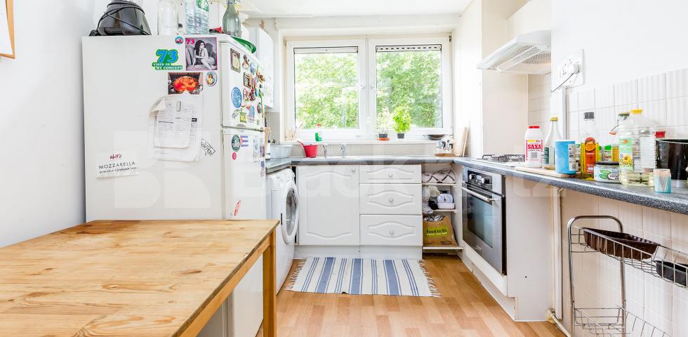 			SPLIT LEVEL 4 BEDROOM FLAT WITH LARGE LOUNGE!, 4 Bedroom, 1 bath, 1 reception Flat			 Fairfoot Road, MILE END-BOW