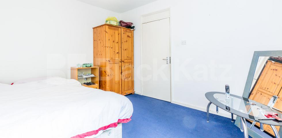 			SPLIT LEVEL 4 BEDROOM FLAT WITH LARGE LOUNGE!, 4 Bedroom, 1 bath, 1 reception Flat			 Fairfoot Road, MILE END-BOW