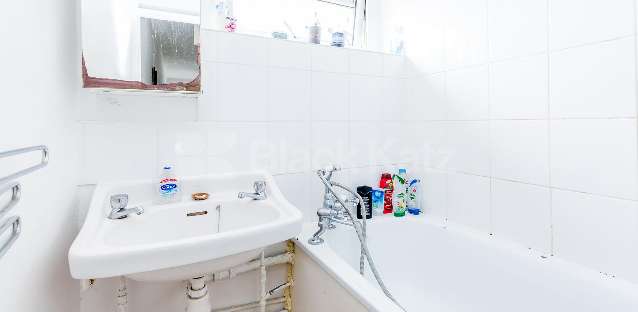 			SPLIT LEVEL 4 BEDROOM FLAT WITH LARGE LOUNGE!, 4 Bedroom, 1 bath, 1 reception Flat			 Fairfoot Road, MILE END-BOW