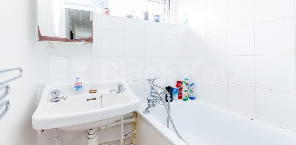 			SPLIT LEVEL 4 BEDROOM FLAT WITH LARGE LOUNGE!, 4 Bedroom, 1 bath, 1 reception Flat			 Fairfoot Road, MILE END-BOW