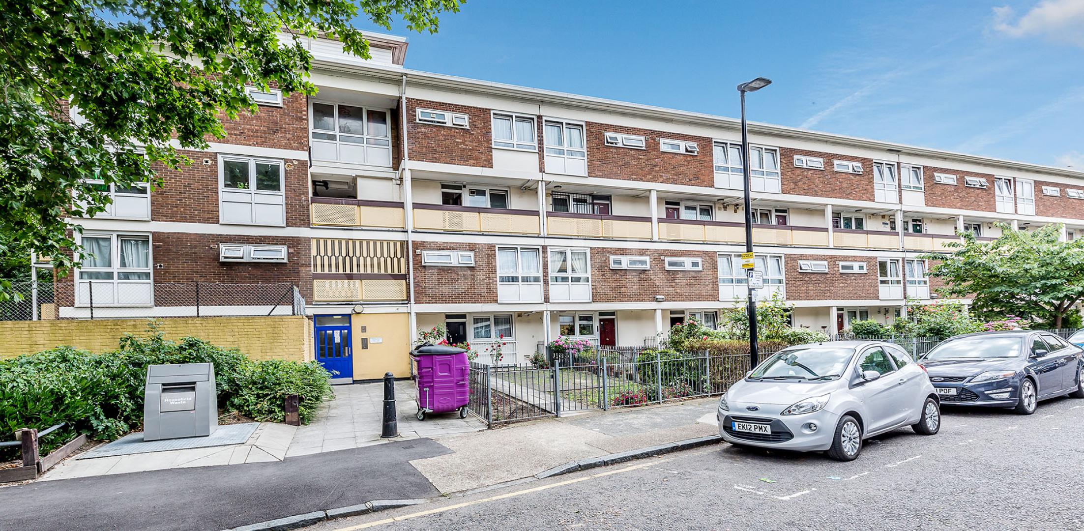 			SPLIT LEVEL 4 BEDROOM FLAT WITH LARGE LOUNGE!, 4 Bedroom, 1 bath, 1 reception Flat			 Fairfoot Road, MILE END-BOW