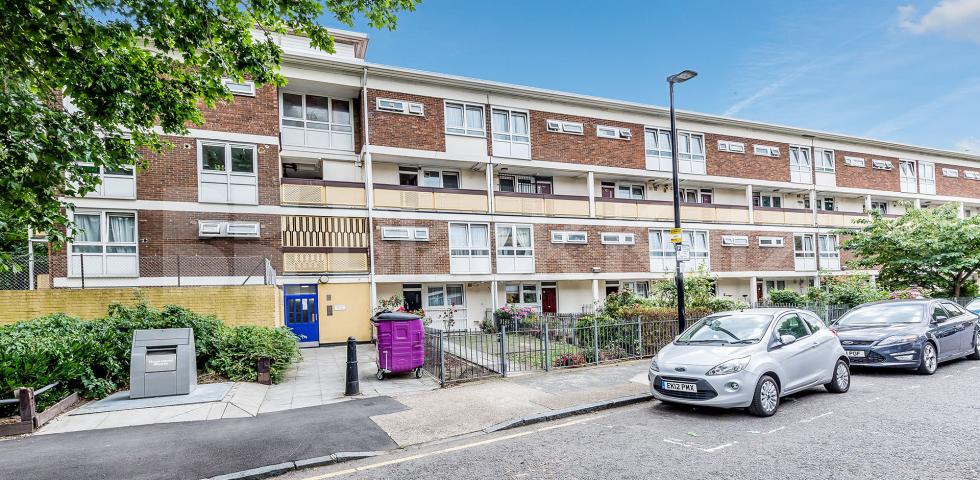 			SPLIT LEVEL 4 BEDROOM FLAT WITH LARGE LOUNGE!, 4 Bedroom, 1 bath, 1 reception Flat			 Fairfoot Road, MILE END-BOW