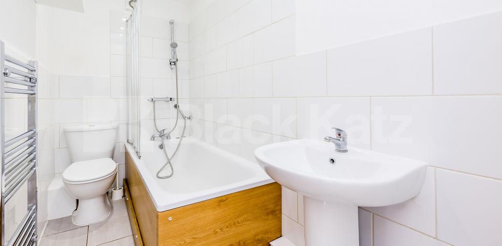 			Great 3 Double Bed Property !, 3 Bedroom, 2 bath, 1 reception Flat			 Myddleton Road, BOUNDS GREEN