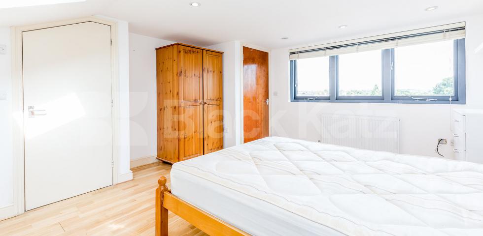 			Great 3 Double Bed Property !, 3 Bedroom, 1 bath, 1 reception Flat			 Myddleton Road, BOUNDS GREEN