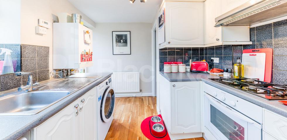 			UNDER FULL REFURBISHMENT Fantastic Garden Property , 2 Bedroom, 1 bath, 1 reception Flat			 Long Lane, East Finchley