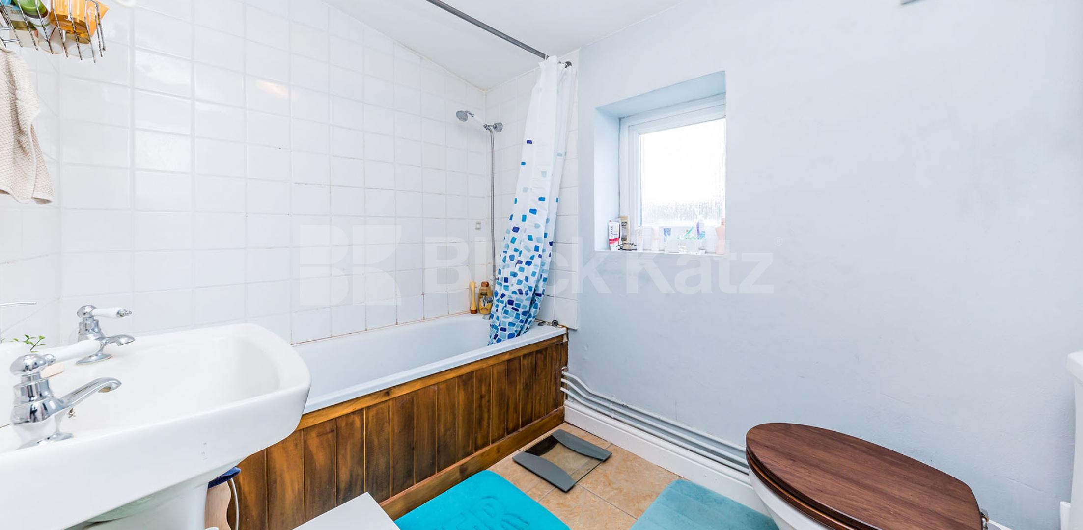 			UNDER FULL REFURBISHMENT Fantastic Garden Property , 2 Bedroom, 1 bath, 1 reception Flat			 Long Lane, East Finchley