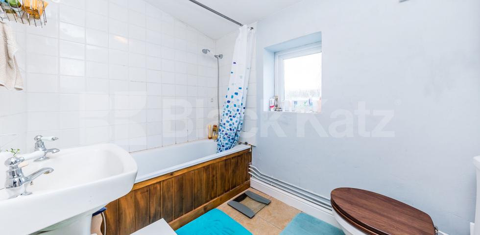 			UNDER FULL REFURBISHMENT Fantastic Garden Property , 2 Bedroom, 1 bath, 1 reception Flat			 Long Lane, East Finchley