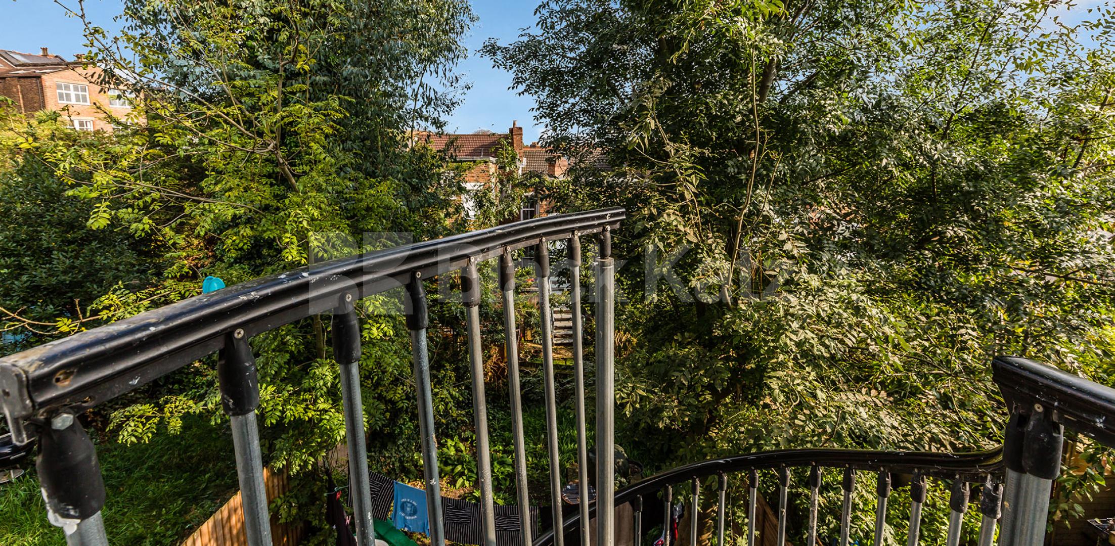 Stunning three double bedrooom set in a period conversion with a garden Alexandra Gardens , Muswell Hill
