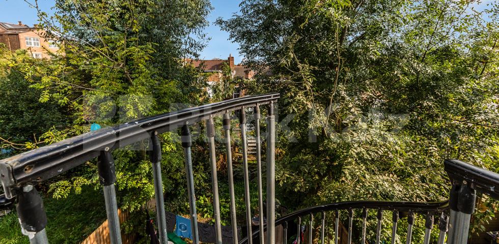 Stunning three double bedrooom set in a period conversion with a garden Alexandra Gardens , Muswell Hill