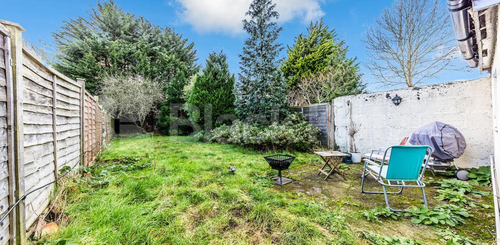 			UNDER FULL REFURBISHMENT Fantastic Garden Property , 2 Bedroom, 1 bath, 1 reception Flat			 Long Lane, East Finchley