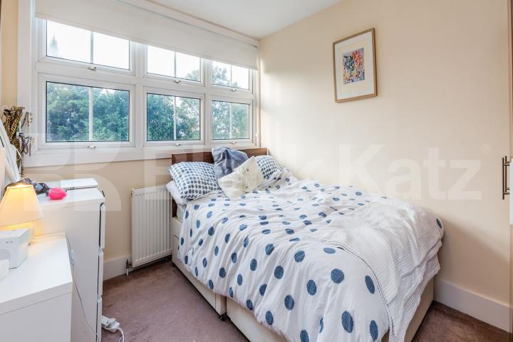 Top floor apartment minutes to Finsbury Park station Moray Road, Finsbury Park 