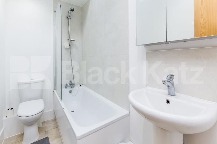 Top floor apartment minutes to Finsbury Park station Moray Road, Finsbury Park 