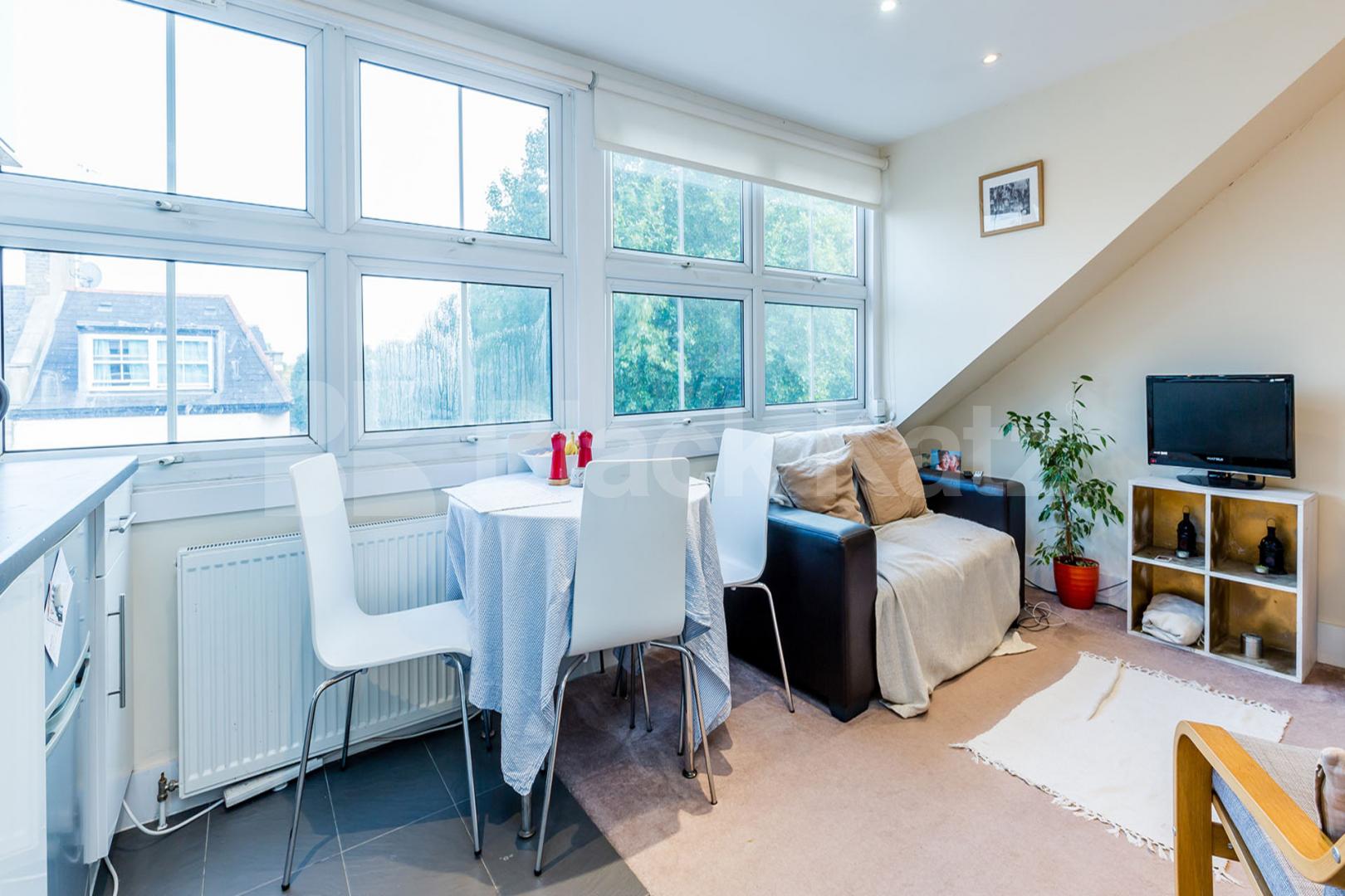 Top floor apartment minutes to Finsbury Park station Moray Road, Finsbury Park 