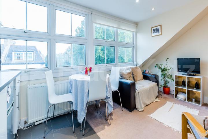 Top floor apartment minutes to Finsbury Park station Moray Road, Finsbury Park 