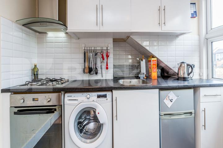 Top floor apartment minutes to Finsbury Park station Moray Road, Finsbury Park 