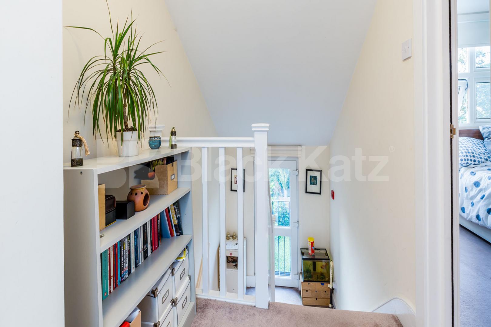 Top floor apartment minutes to Finsbury Park station Moray Road, Finsbury Park 