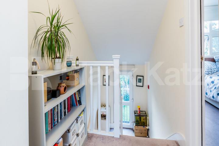 Top floor apartment minutes to Finsbury Park station Moray Road, Finsbury Park 