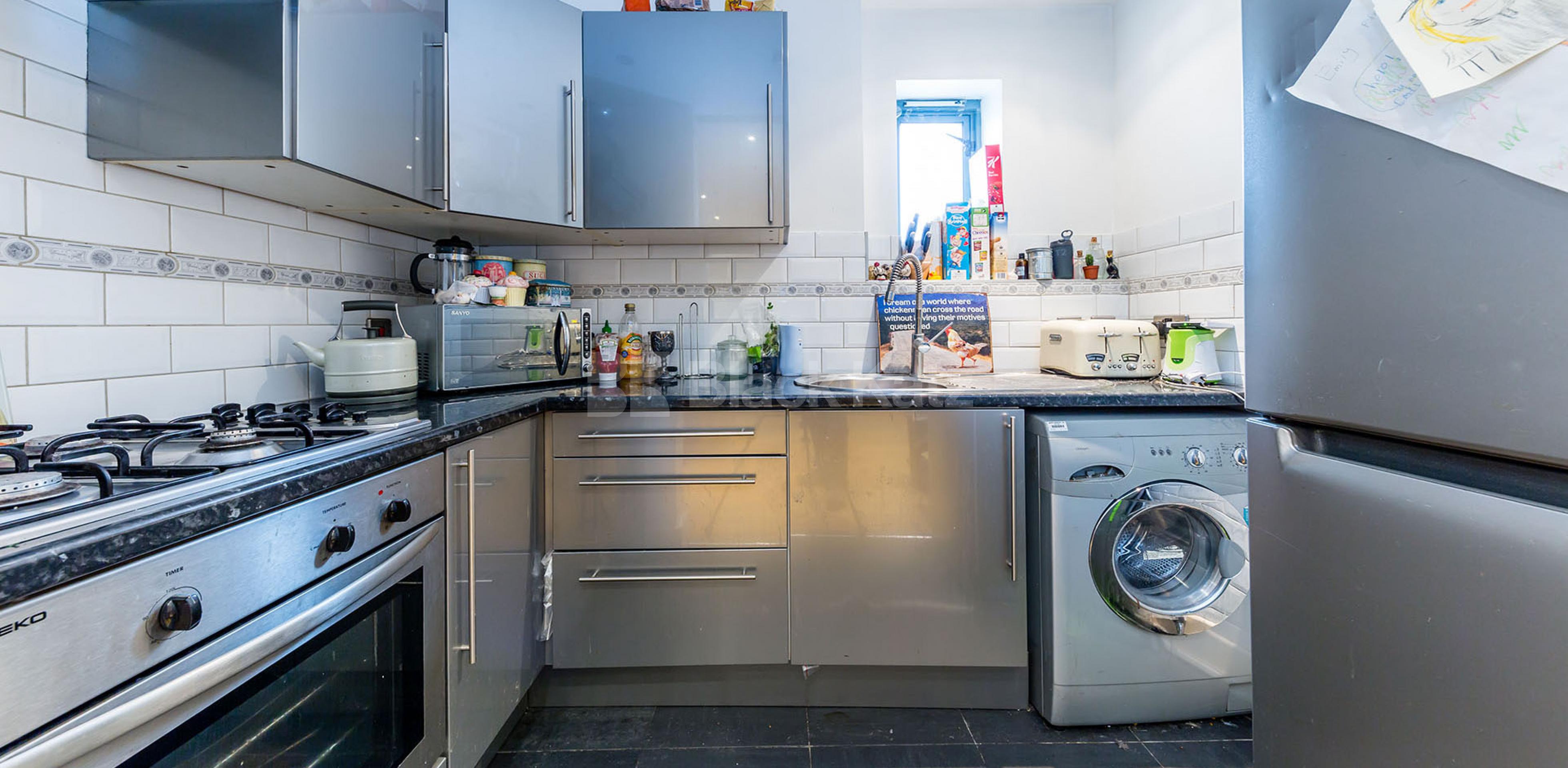 			3 BED MAISONETTE!, 3 Bedroom, 1 bath, 1 reception Maisonette			 Woodstock Road, FINSBURY PARK N4