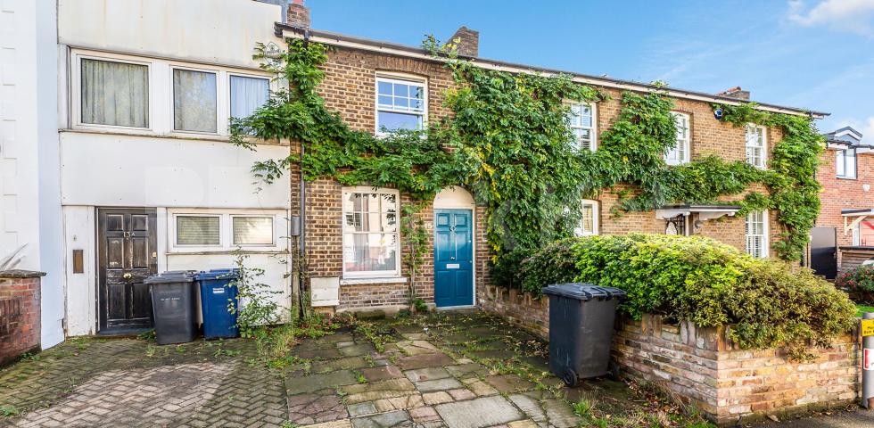 			Private house with a garden!, 2 Bedroom, 1 bath, 1 reception Terraced House			 Church Lane, East Finchley