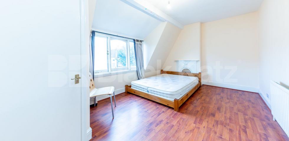 			Huge apartment, 2 Bedroom, 1 bath, 1 reception Flat			 Topsfield Parade, Crouch End