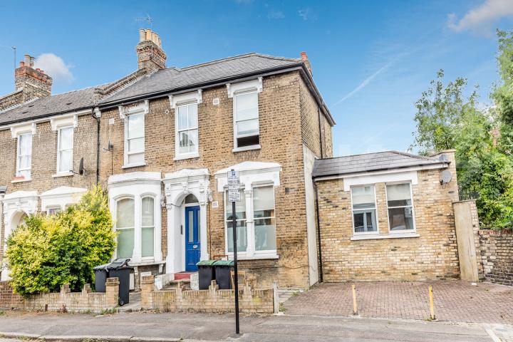 split level 3 bedroom property with access to a private garden Beatrice Road, Finsbury Park