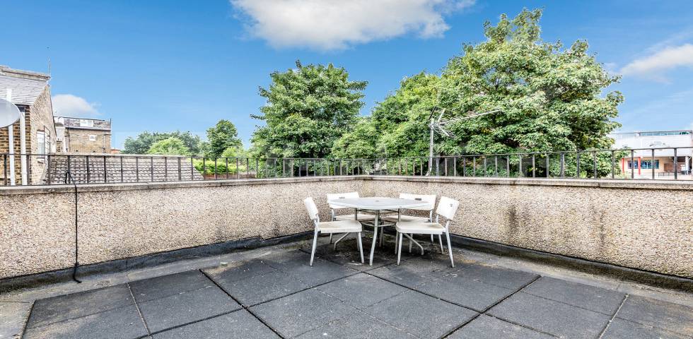 			PRIVATE ROOF TERRACE, 3 Bedroom, 1 bath, 1 reception Flat			 Claremont Road, CRICKLEWOOD