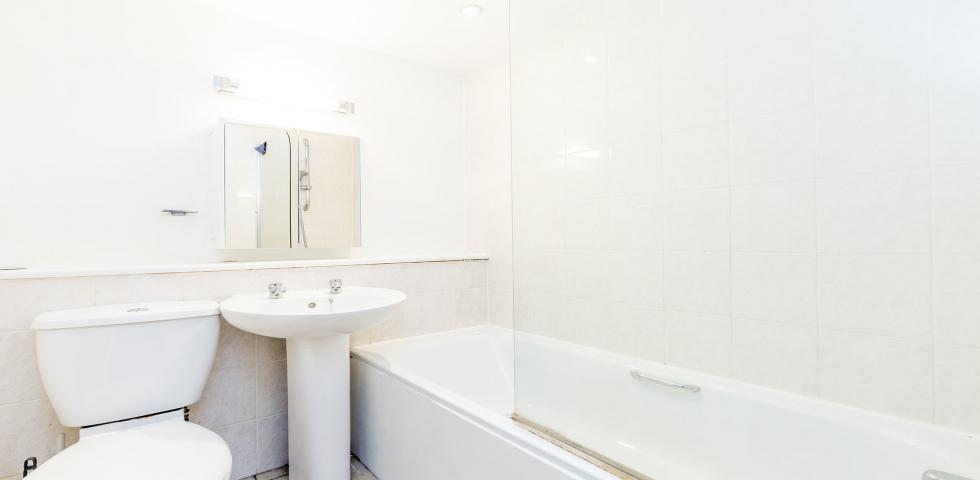 			PRIVATE ROOF TERRACE, 3 Bedroom, 1 bath, 1 reception Flat			 Claremont Road, CRICKLEWOOD