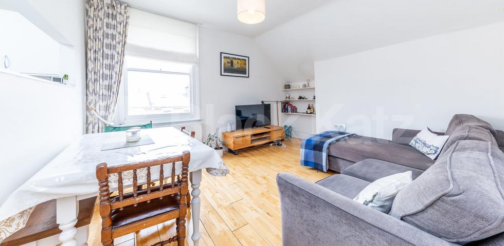 			TOP FLOOR OF A PERIOD CONVERSION, 1 Bedroom, 1 bath, 1 reception Apartment			 Wilberforce Road N4, FINSBURY PARK