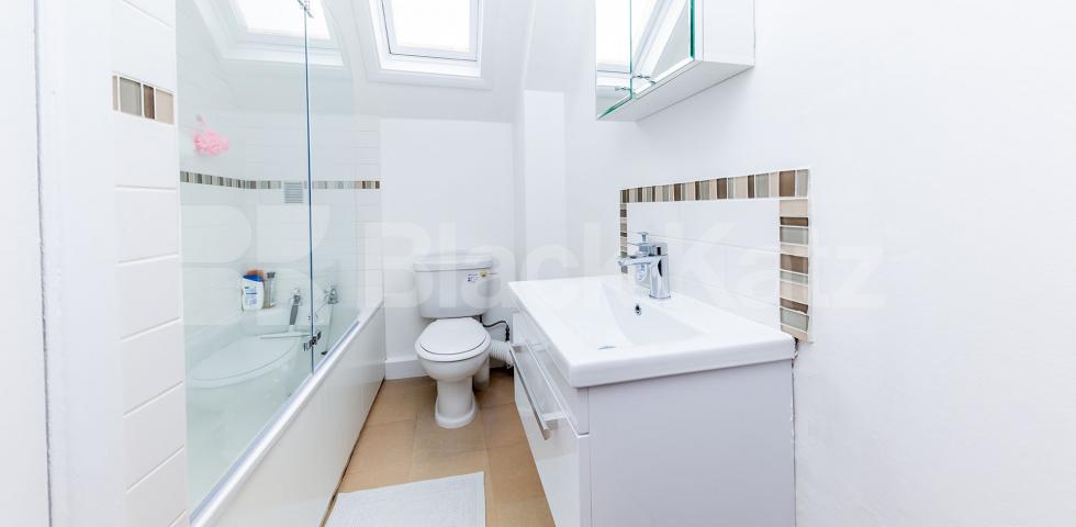 			TOP FLOOR OF A PERIOD CONVERSION, 1 Bedroom, 1 bath, 1 reception Apartment			 Wilberforce Road N4, FINSBURY PARK