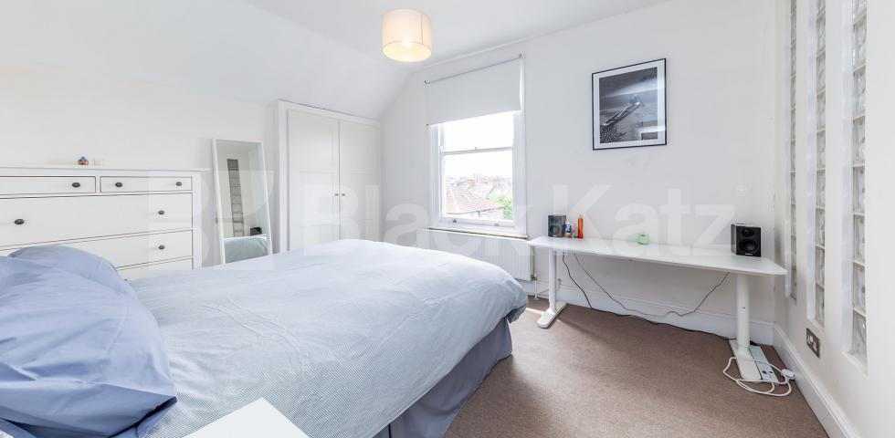 			TOP FLOOR OF A PERIOD CONVERSION, 1 Bedroom, 1 bath, 1 reception Apartment			 Wilberforce Road N4, FINSBURY PARK