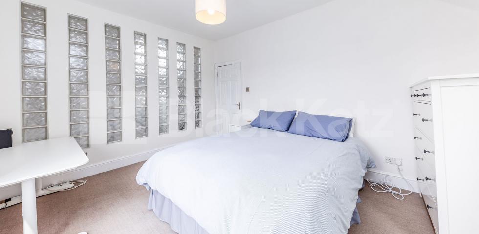 			TOP FLOOR OF A PERIOD CONVERSION, 1 Bedroom, 1 bath, 1 reception Apartment			 Wilberforce Road N4, FINSBURY PARK