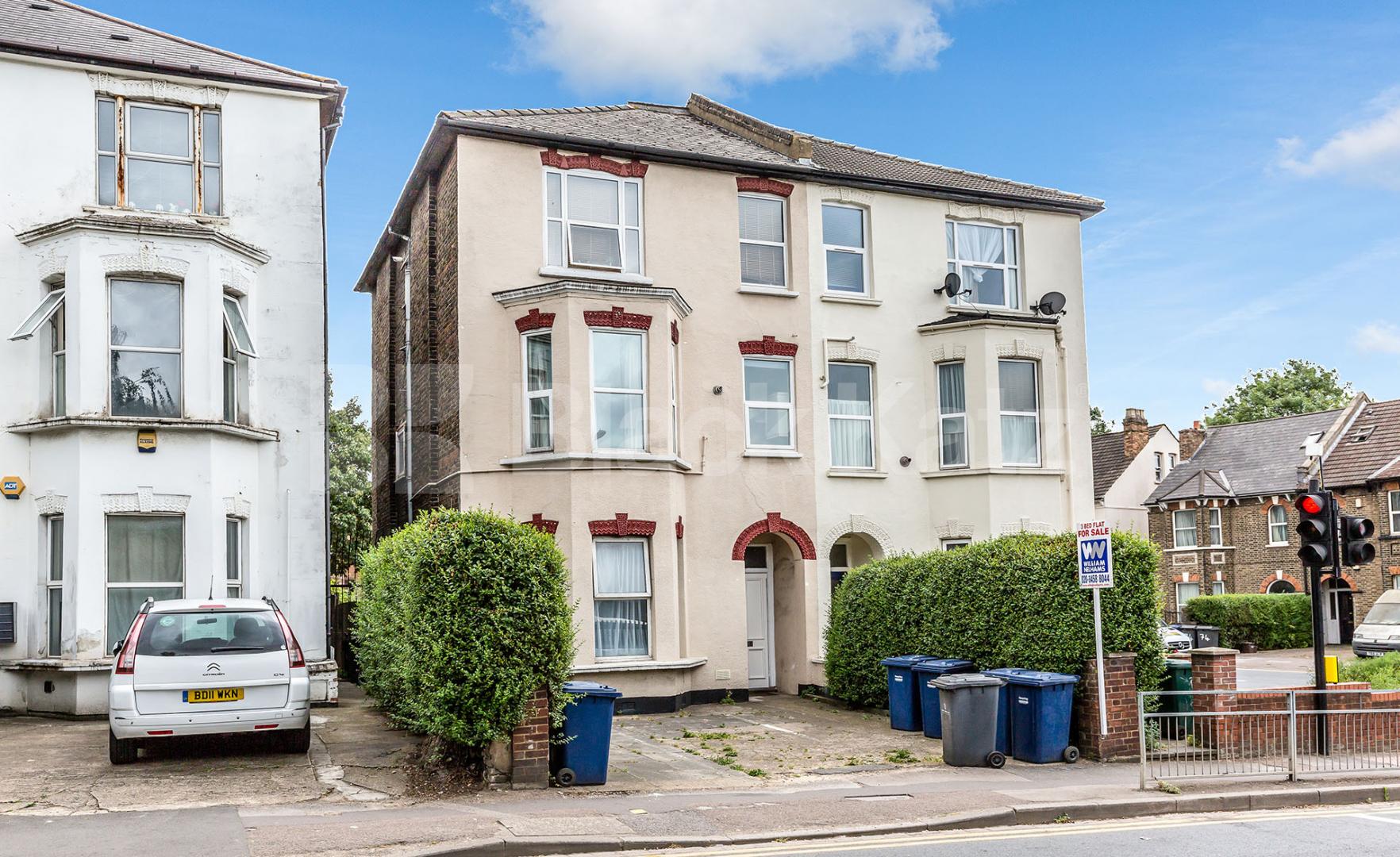 Gourmet kitchen 3 Bedroom, Furnished Flat in Claremont Road NW2
