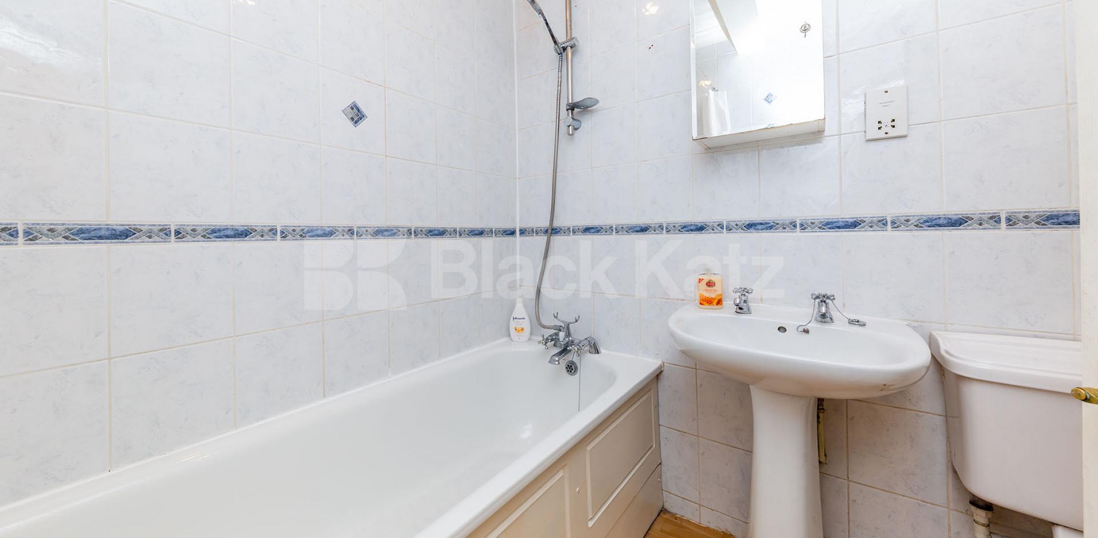 			2 Bedroom, 1 bath, 1 reception House			 Baring Street  , DE BEAUVOIR TOWN N1 