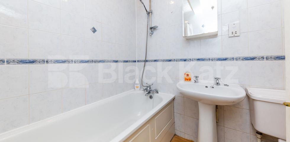 			2 Bedroom, 1 bath, 1 reception House			 Baring Street  , DE BEAUVOIR TOWN N1 