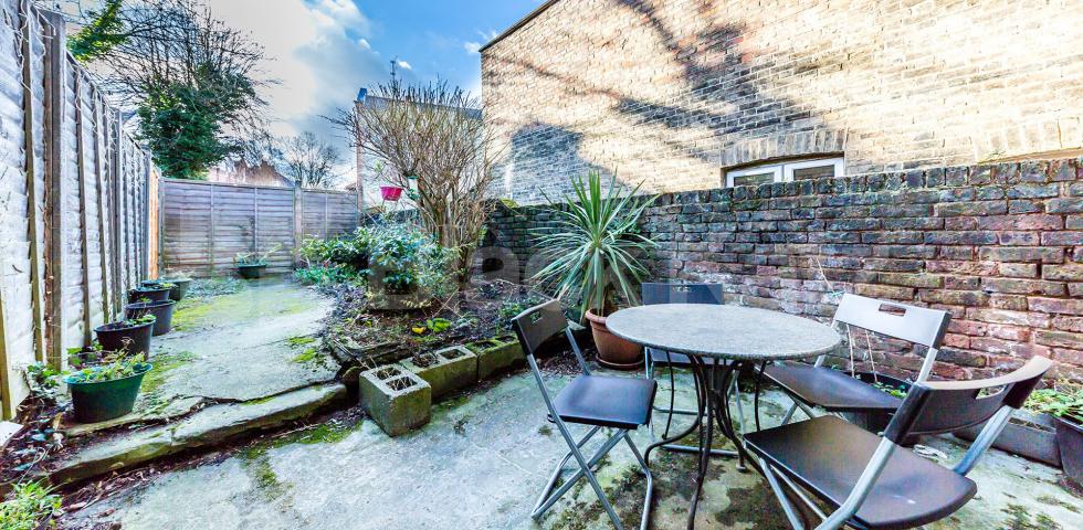 Bright 1 Bed Flat with Private Garden in Prime Archway Location Archway Road, Highgate