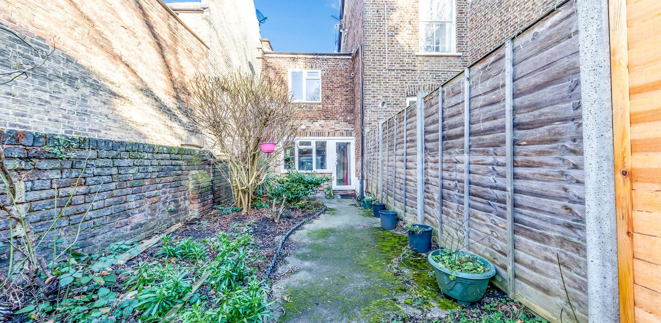 One bedroom coach house located a short walk to both to Highgate station Archway Road, Highgate